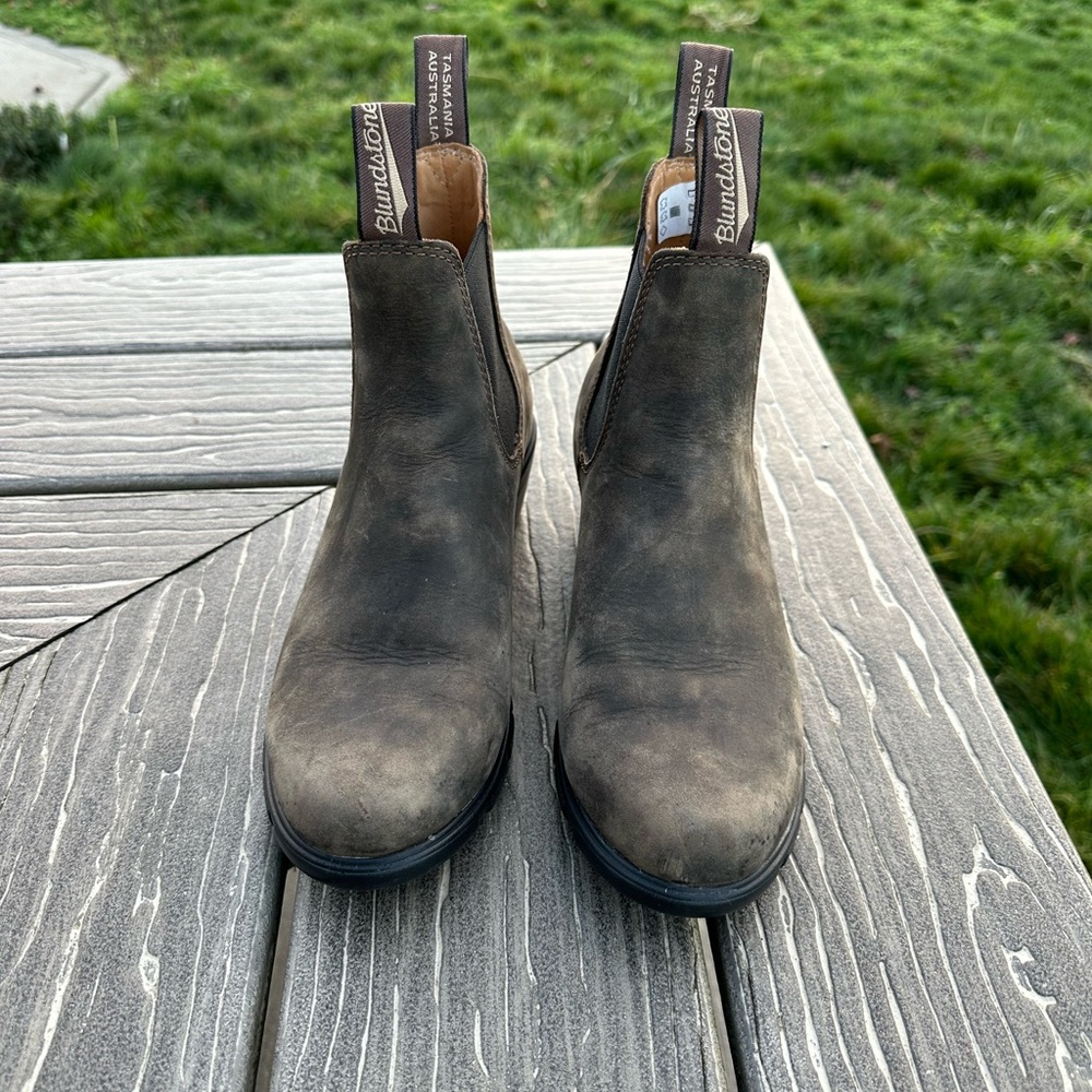 Blundstone Rustic Brown Leather Chelsea Heeled Boots.